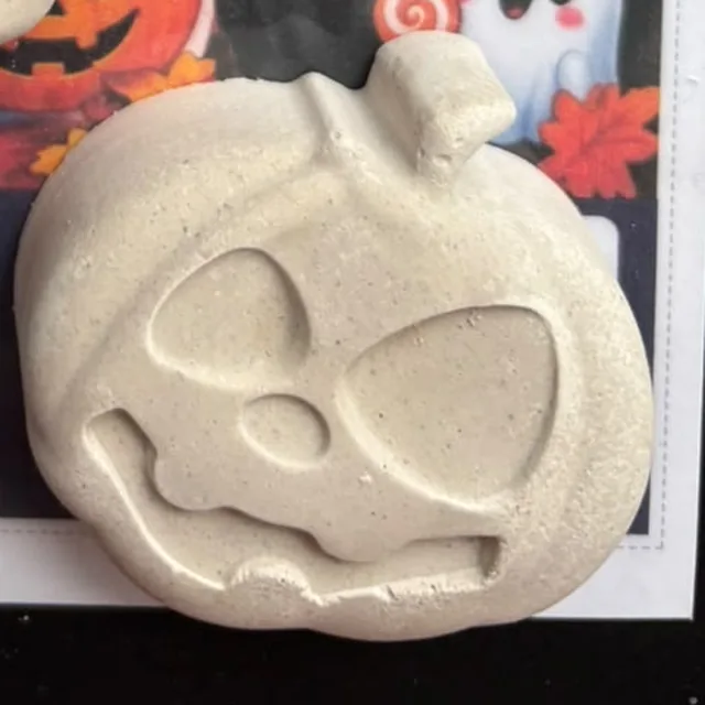 Antes: calabaza de yeso sin pintar, en tono natural