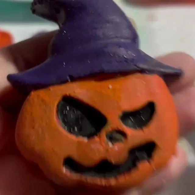 Después: calabaza de yeso pintada de naranja con ojos y boca negros y sombrero de bruja morado