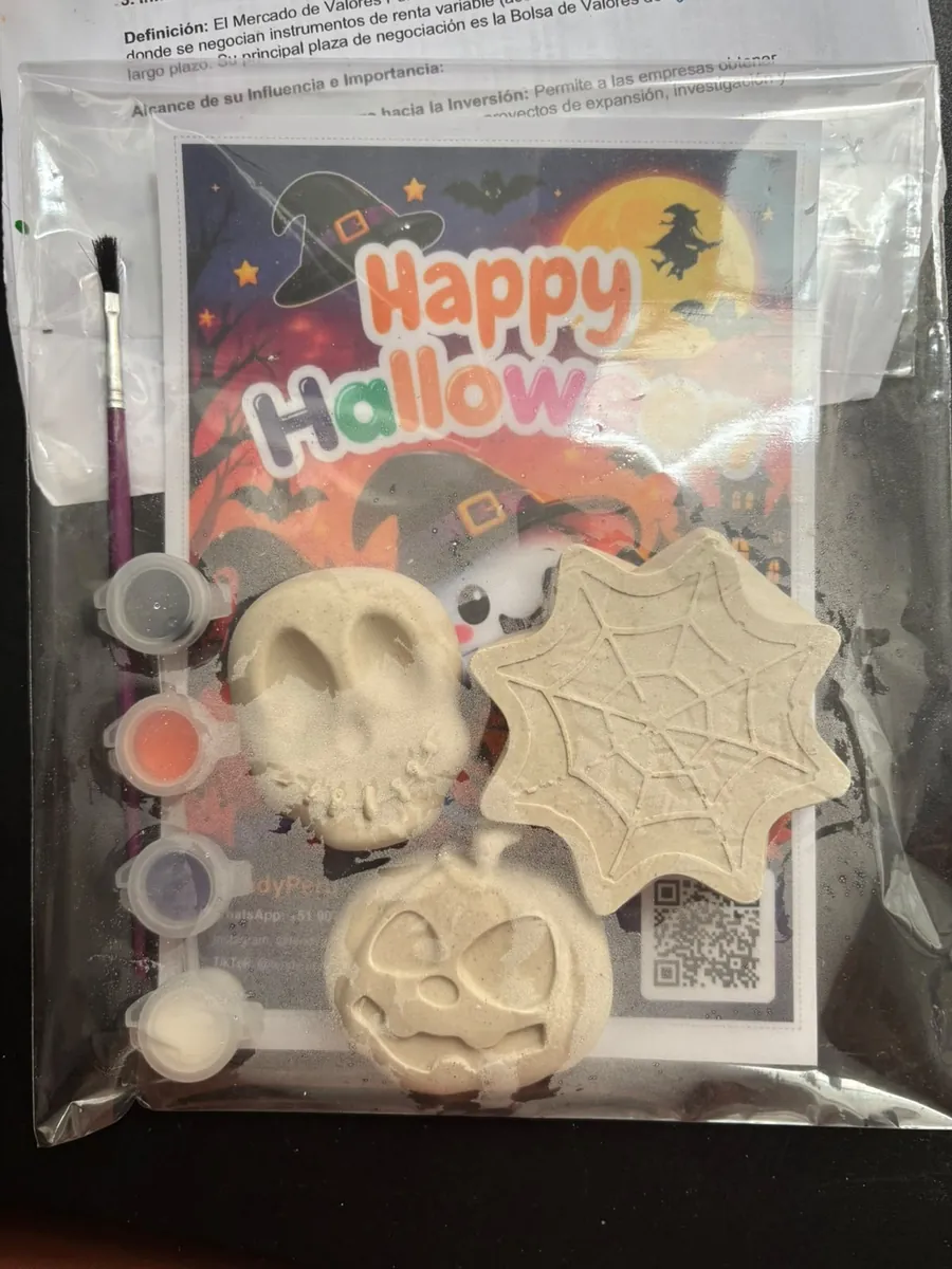 Kit dentro de su bolsita transparente con la tarjeta Happy Halloween y el código QR visible